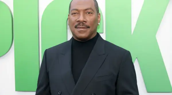 Eddie Murphy w czarnym garniturze, promujący swoje filmy.