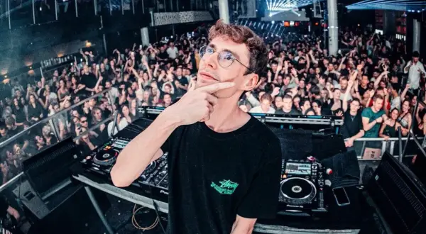 DJ na koncercie "Lost Frequencies" miksuje dla roztańczonego tłumu.