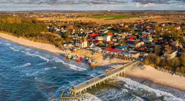 Idealne miejsce, gdzie nad morze z dzieckiem. Molo, plaża, kolorowe łodzie i urokliwe miasteczko.