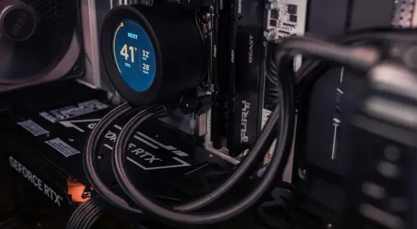 Wnętrze komputera z chłodzeniem NZXT, wyświetlającym temperatury CPU, GPU i cieczy. To nie jest rozdzielczość 1440p, ale dane z podzespołów.