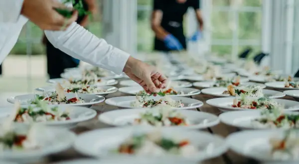 Catering na 30 osób: Ile zapłacisz? Budżet i triki oszczędności.
