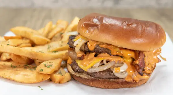 Domowy burger jak z restauracji? Odkryj sekrety mistrzów!