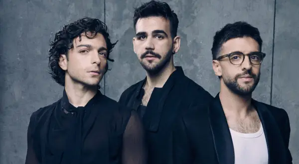 Tre uomini in abiti scuri, pronti per il volo.