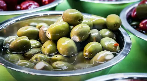 Ile kalorii ma oliwa z oliwek? Sprawdź, jak wpływa na dietę