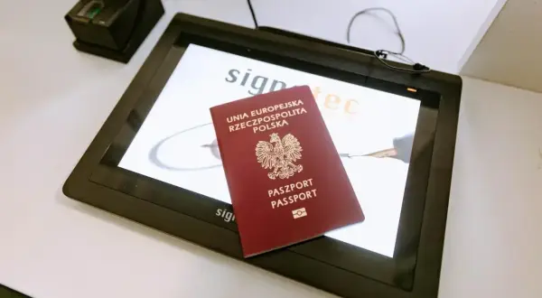 Polski paszport na ekranie tabletu. Czy do Austrii potrzebny jest paszport? Tak, jeśli nie jesteś obywatelem UE.