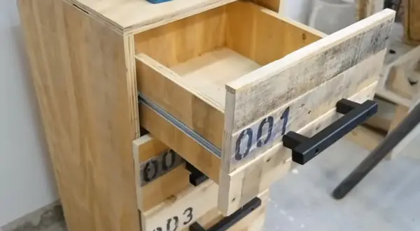 Cassettiera fai da te con pallet, un progetto creativo per organizzare lo spazio.