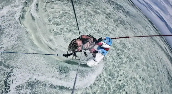 Gdzie na kitesurfing? Polska i zagranica przewodnik po najlepszych spotach