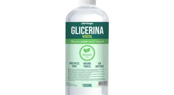 Flasche mit pflanzlichem Glycerin, 1000 ml. Es ist eine klare, süßliche Flüssigkeit, die aus Pflanzenölen gewonnen wird.