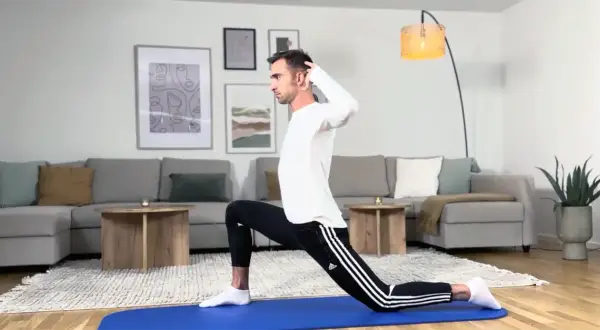Man utför yogaövning för att lindra diskbråck.
