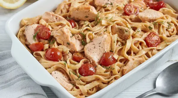 Pasta mit Lachs und Kirschtomaten in cremiger Lachs Sahne Sauce, garniert mit Dill. Ein Genuss!