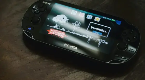 Konsola PlayStation Vita 2 z uruchomioną grą Downwell.