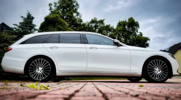 Mercedes W213 jaki silnik – poznaj najlepsze opcje i ich wady