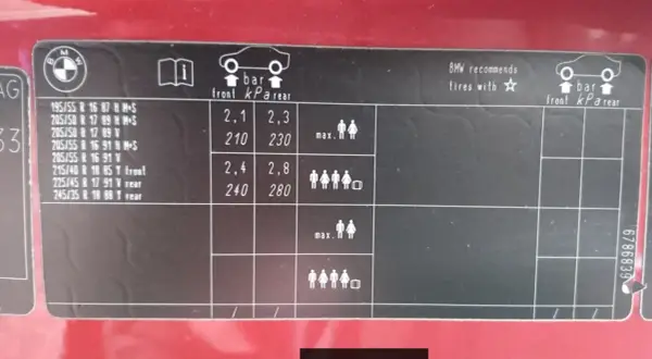 Tabela z zalecanymi rozmiarami opon i ciśnieniem dla BMW. Podane wartości dotyczą przodu i tyłu pojazdu.