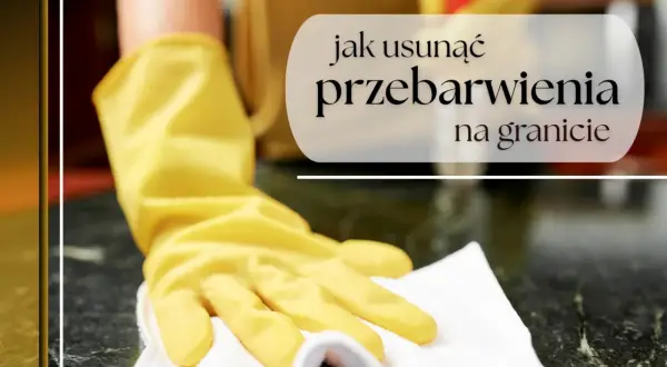 Rękawiczka w żółtej gumie poleruje ciemny granit, usuwając mokre plamy i przebarwienia.
