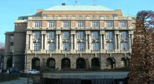 Uniwersytet w Pradze: Historia, programy i tajemnice najstarszej uczelni