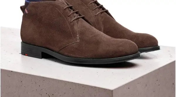 Brązowe zamszowe botki na sznurówki. To buty marki LLOYD, znanej z eleganckiej jakości.