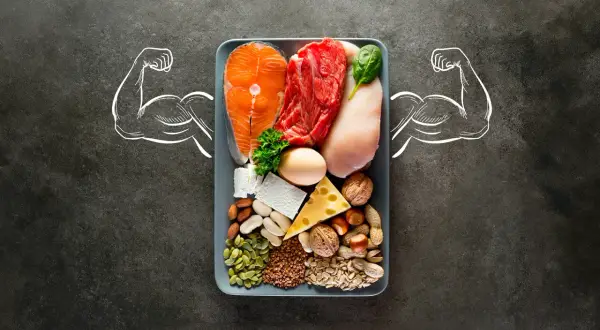 Proteinreiche Lebensmittel wie Lachs, Rindfleisch, Hähnchen, Eier, Käse und Nüsse. Ideal für Muskelaufbau und die Frage: wie viel Protein pro kg Körpergewicht?