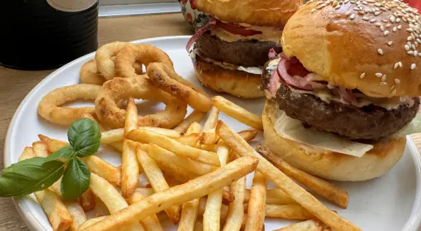 Jak zrobić burgery wołowe? Od mięsa po bułkę przepis mistrza.