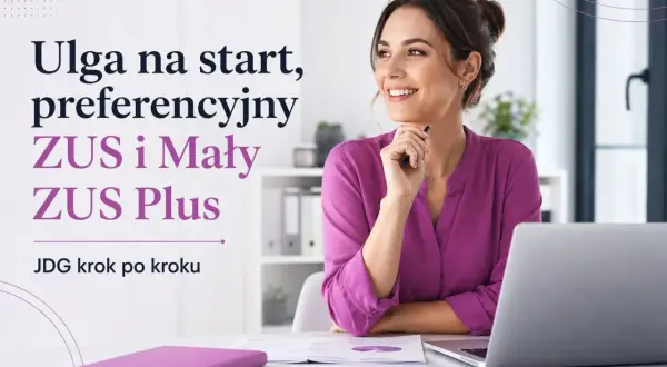 Uśmiechnięta kobieta przy biurku, myśląca o ulga na start, preferencyjny ZUS i Mały ZUS Plus. JDG krok po kroku.