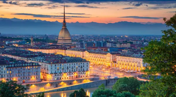 Skymningen över Turin, Italien, med Mole Antonelliana som reser sig mot en färgsprakande himmel.