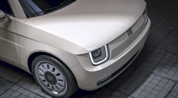 Nowy Fiat 126p w beżowym kolorze, z nowoczesnymi światłami LED i charakterystycznym logo FIAT na masce.