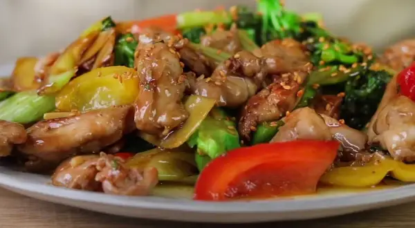 En läcker kyckling wok med broccoli, paprika och sesamfrön. En färgstark och hälsosam måltid.