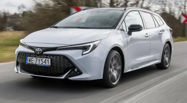 Srebrna Toyota Corolla kombi w ruchu. Wiele pozytywnych toyota corolla opinie potwierdza jej wszechstronność.