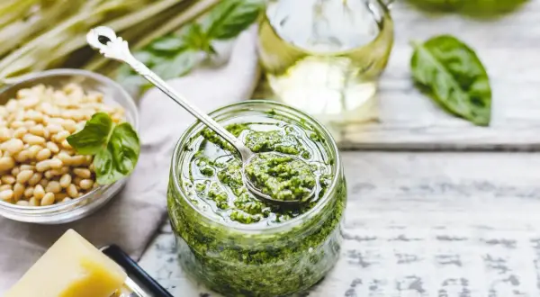 Frisches Pesto im Glas, bereit für die Zubereitung. Darf Baby Pesto aus dem Glas essen? Ja, wenn es selbstgemacht ist!