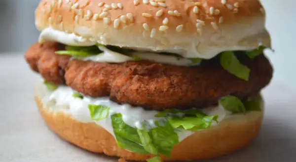 McChicken z chrupiącym kurczakiem, sałatą i kremowym sosem, który przypomina sos do McChickena.