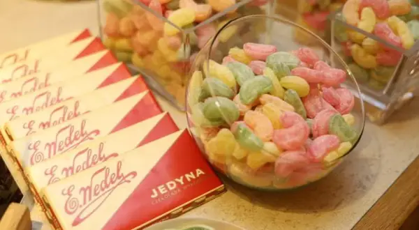 Impreza w stylu lat 80: idealne jedzenie, które zachwyci gości