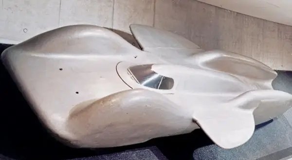 Aerodynamiczny Mercedes T80, zaprojektowany do osiągnięcia rekordowej prędkości.
