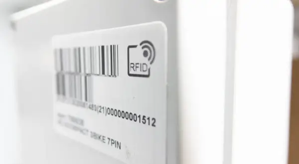 Etykieta cyfrowa RFID na białym urządzeniu. Pokazuje, jak działa etykieta cyfrowa, umożliwiając bezprzewodową identyfikację.