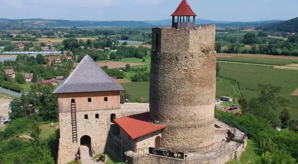 Zamek w Czchowie – Fascynująca Historia i Tajemnice Ruin Wzgórza