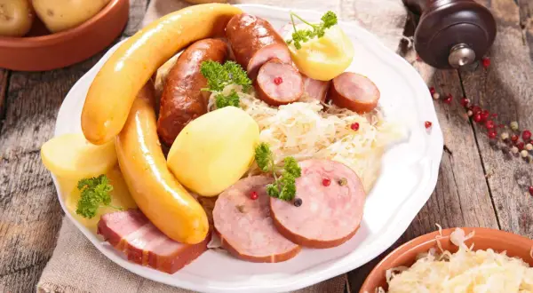 Ingrédients indispensables pour réussir votre choucroute maison