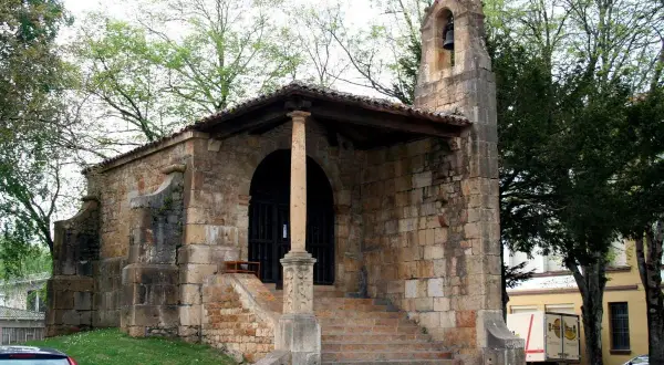 Antigua capilla de Santa Cruz, con su campanario y escalinata de piedra. Un lugar con historia, como un dolmen.