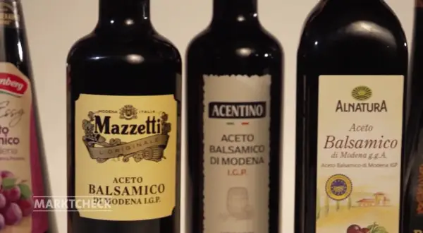 Drei Flaschen Aceto Balsamico di Modena, darunter Mazzetti und Alnatura.