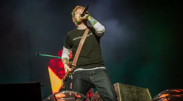 Ile Ed Sheeran zarabia na koncercie? Milionowe stawki i kulisy