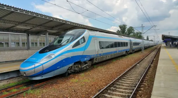 Nowoczesny pociąg Pendolino na peronie, gotowy do podróży.