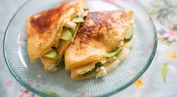 Pancake ripieni di avocado e formaggio fresco, un'idea sfiziosa su come farcire i pancake a dieta.