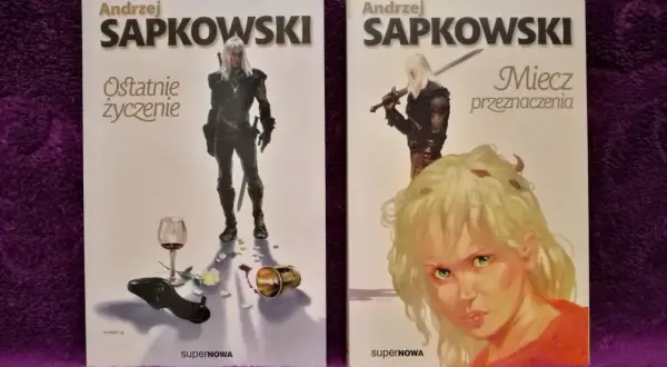 Okładki książek Andrzeja Sapkowskiego: "Ostatnie życzenie" z Geraltem i "Miecz przeznaczenia" z Ciri. To pierwsza część wiedźmina.