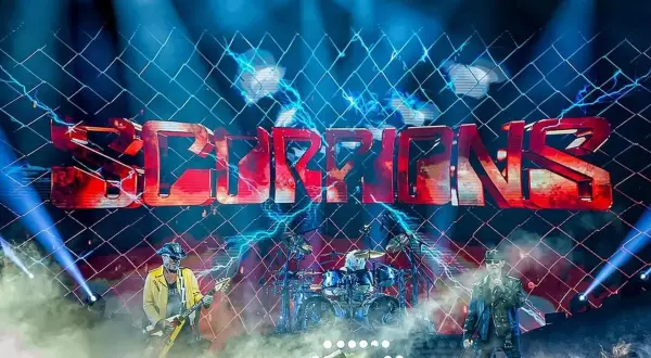 Zespół Scorpions na scenie TAURON Areny, w tle logo zespołu i efekty świetlne.