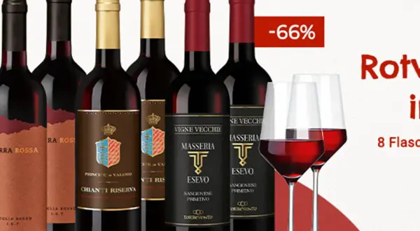 Flaschen mit teurem italienischem Rotwein, darunter Chianti Riserva, und zwei Gläser gefüllt mit dem edlen Tropfen. Ein Angebot mit -66% Rabatt.