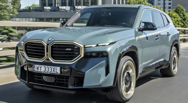 Szary BMW XM na drodze. Sprawdź aktualną bmw xm cena i możliwości tego luksusowego SUV-a.