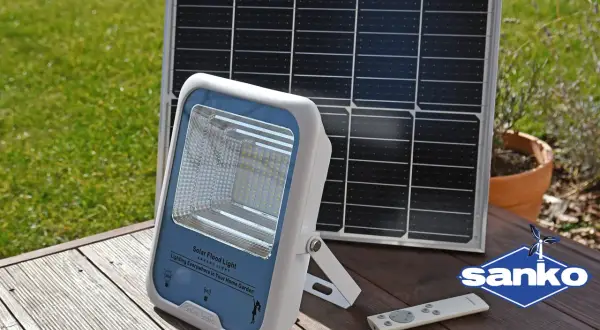 Lampa solarna i panel słoneczny na drewnianym tarasie. Dowiedz się, jak naładować lampę solarną bez słońca, korzystając z alternatywnych metod ładowania.