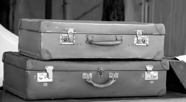 Deux vieilles valises empilées, évoquant les voyages et l'histoire de qu'est ce que Ellis Island.