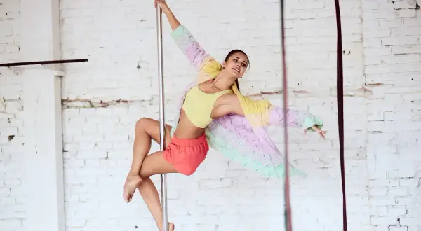 Pole dance: Czy to dla Ciebie? Obalamy mity o wieku, wadze i sile!