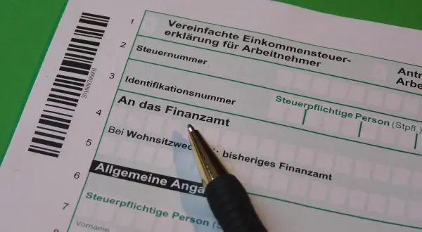 Długopis na formularzu podatkowym, gdzie szukamy numeru NIP (Steuernummer).