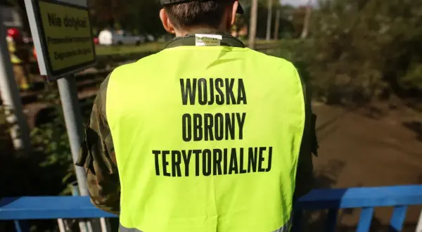 Żołnierz WOT w kamizelce odblaskowej. Po 16-dniowym szkoleniu WOT wynagrodzenie jest adekwatne do wysiłku.