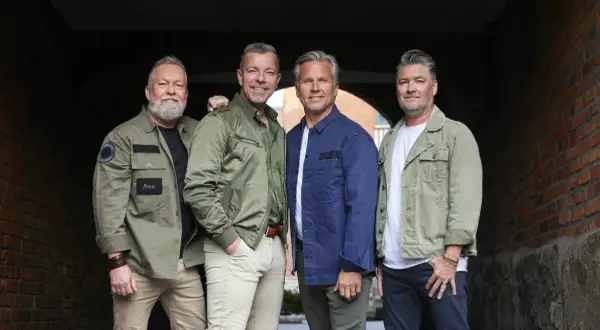 Tim Hans Adam Wahlgren med vänner, redo för en ny utmaning.