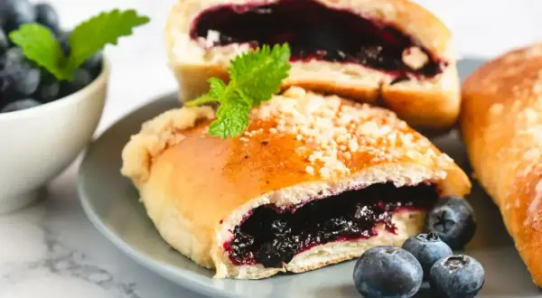 Jagodzianka z kruszonką, pełna jagód. Pyszna i słodka, idealna na przekąskę. Zastanawiasz się nad jagodzianka kcal?